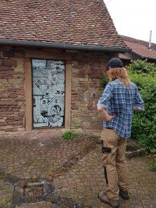 Le jeune Marius qui admire une fresque murale