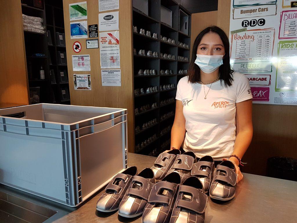 La jeune floriane qui prépare les chaussures spéciales pour les clients d'un bowling