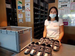La jeune floriane qui prépare les chaussures spéciales pour les clients d'un bowling