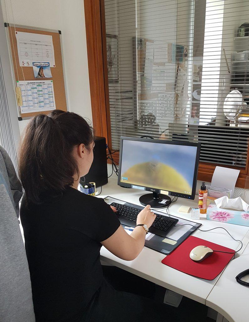 Filiz sur son poste de travail informatique