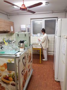 La jeune Sophie qui est en train essuyer la vaisselle dans la cuisine de l'hôpital